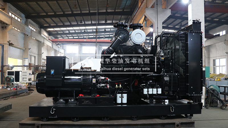 一臺720kw康明斯柴油發(fā)電機組成功出廠